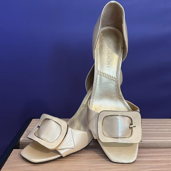 TAHARI cream/ gold/ pastel yellow peep toe heels Women’s size 6M. Worn once. - Picture 3 of 4